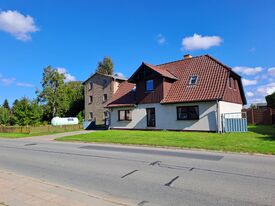 Motormühle Bartelshagen2 - Ansicht von Müllerhaus und Mühle im Ort 2025