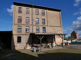 Motormühle auf Mühlenhof Anklam die Schwedenmühle - Motormühle Hof Frontansicht 2024