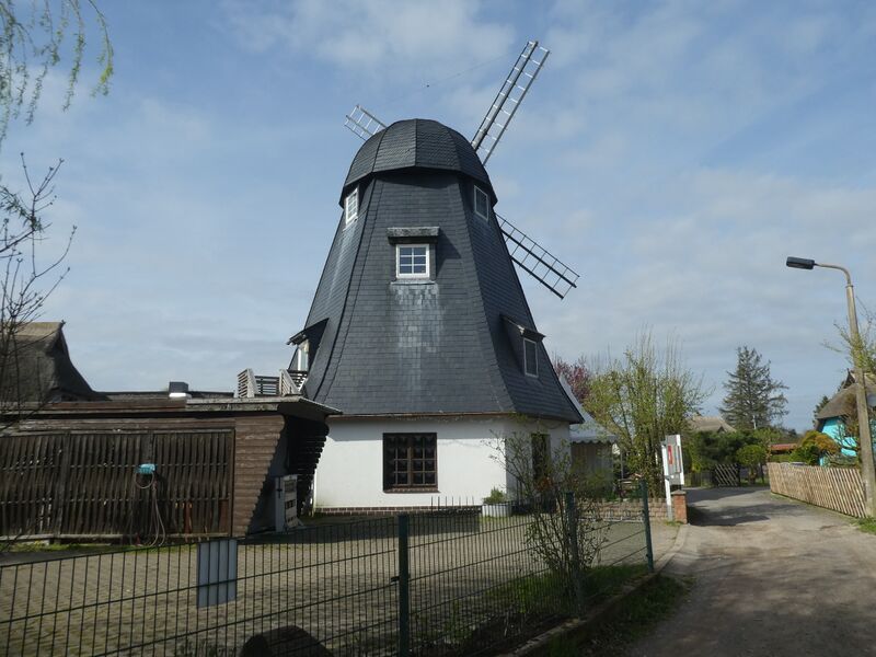 Datei:Born2-Windmuehlenattrappe-Muehlen-MV-Foto-Arlt-2024-1.JPG