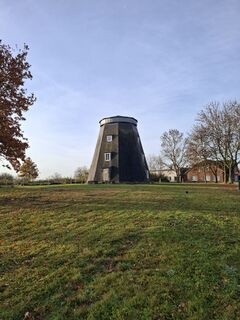 Windmühle Siedenbollentin - Ansicht der Mühle mit daneben befindlichem Gewerbebetrieb 2025