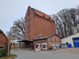 Wassermühle Neubukow - Ansicht großer Getreidespeicher gegenüber der Mühle 2025