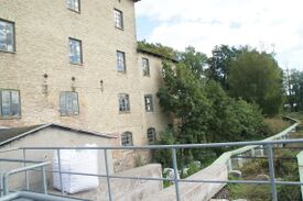 Wassermühle Warin - Ansicht auf monströse und ungenutzte Fischtreppe neben der Mühle 2024