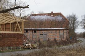 Wassermühle Roidin - Hofseite mit Arbeiten am Scheunengebäude 2024