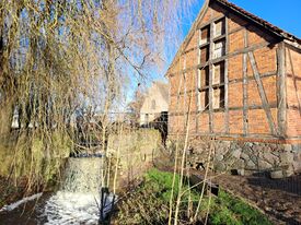Wassermühle Levitzow - kleiner Fachwerkbau mit Wasserfall am Wehr 2025