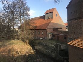 Wassermühle Stove, Gebäude des Mühlenhofes von Westen, 260118