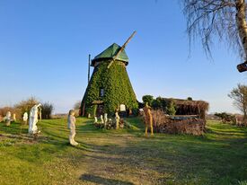 Windmühle Dambeck - Sicht auf die Skulpturen der als Atelier genutzten Mühle 2025