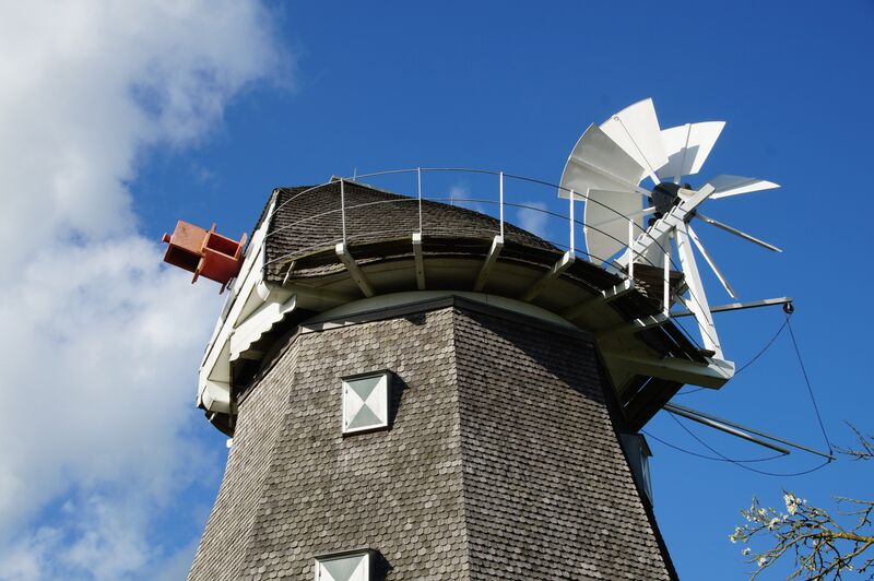 Datei:NeuVorwerk-2-Zwillingswindmuehlen-Windmuehle-Muehlen-MV-Foto-Arlt-2024-4.JPG