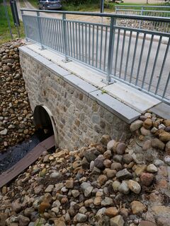 Wassermühle Helm die Wohldmühle - Brücke mit Bach zur Fischtreppe mit Ottergang umgebaut 2025