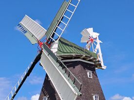 Mühle Rövershagen - Ansicht auf Kappe mit Flügel und Windrose 2025