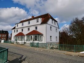 Wassermühle Rehna - Straßenseite mit Giebel Wasserseite 2025