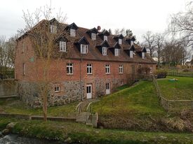 Wassermühle Schloen - Hofseite mit gewaltiger Anzahl Gauben im Dach 2024
