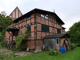 Wassermühle Mühlen Eichsen - Ansicht ehemalige Wasserseite mit angedeuteten Wasserrad aus Ost 2024