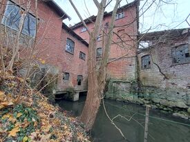 Wassermühle Neubukow - Ansicht Mühle mit Turbinenhäuschen 2025