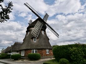 Windmühle Dorf Mecklenburg - Ansicht von der Zufahrt aus SW 2024