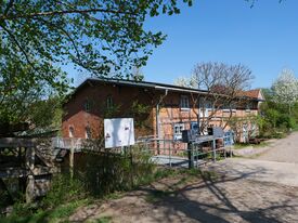 Wassermühle Rüting - Mühlengebäude, Wehr und Wasserrad von Westen 2024