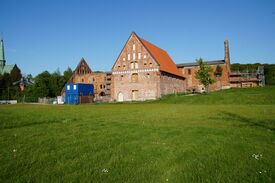 Wassermühle Bad Doberan - Backhausmühle - Ansicht der Mühle als Anbau an der Ruine des Wirtschaftsgebäudes 2024