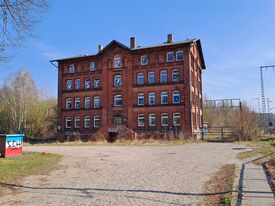 Motormühle Hagenow - Ansicht Front Eingangsseite neben Gleisanlagen des Bahnhofes 2025