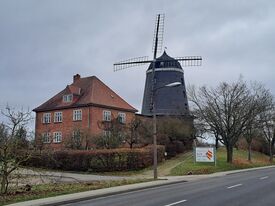 Windmühle 5 in Woldegk die Seemühle - Ansicht von Mühle und Wohnhaus am Ortseingang 2025