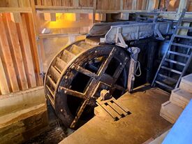 Wassermühle Bad Doberan die Backhausmühle - Ansicht des funktionstüchtigen Wasserrades 2025