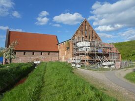 Wassermühle Bad Doberan - Backhausmühle - Ansicht der Mühle als Anbau mit Giebel Ruine des Wirtschaftsgebäudes 2025
