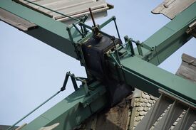 Windmühle in Malchow die Stadtmühle - Ansicht auf das Flügelkreuz mit eisernen Wellkopf 2024