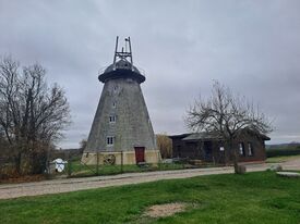 Windmühle 2 in Woldegk die Ehlertsche Mühle - Ansicht der Mühle mit ehemaligen Schuppen 2025