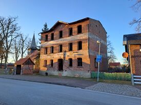 Motormühle Gorlosen - Ansicht der Mühle nahe der Kirche 2025