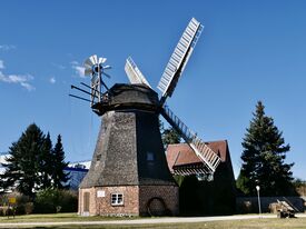 Windmühle Wittenburg - Mühle mit Blick auf Müllerhaus und Gewerbegebiet von Süden 2025