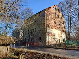 Wassermühle Useriner Mühle - Ansicht der Kornmühle mit Ansicht Standort der abgebrannten Sägemühle 2025