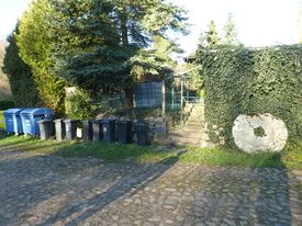 Wassermühle Moidentin - Ansicht der Einfahrt mit Mahlstein 2024