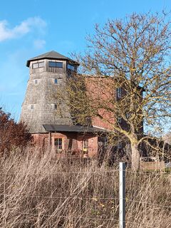 Windmühle Japenzin mit Motormühle - Ansicht beider Mühlen von Straße 2024