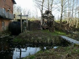 Wasserrad und Turbinenschacht von unten