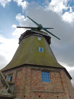 Windmühle 2 iBlankenhagen - Ansicht auf Mühle mit den Bruststücken der alten Flügelanlage 2024