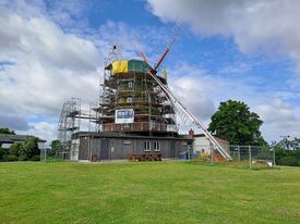 Windmühle 2 in Kröpelin die Versunkene Mühle - Ansicht der Mühle bei Sanierung der Kappe 2025