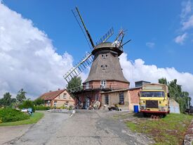 Mühle in Dabel - Ansicht auf Windmühle und Gehöft 2025