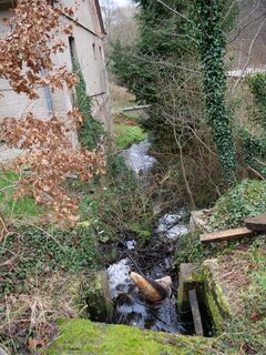 Wassermühle Hohenzieritz die Sandmühle - Giebel Wasserseite mit Reste Mahlarche und Wasserradstandort 2025