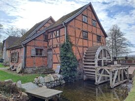 Wassermühle Schwerin die Schleifmühle - Ansicht Mühle mit Wasserrad 2025