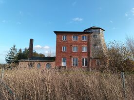 Windmühle Japenzin mit Motormühle - Ansicht der ineinander gebauten Mühlen mit der alten Bäckerei 2024