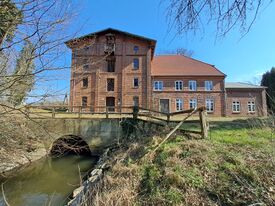Wassermühle in Schildfeld - Ansicht Mühle mit Wohnhaus und Wasserlauf 2025