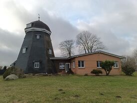 Windmühle Braun in Wolgast - Ansicht von Mühle und Motorgebäude heute Wohnung 2024