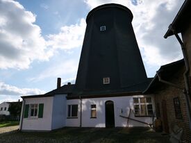 Windmühle Anklam die Schwedenmühle - Hofansicht der Windmühle 2024