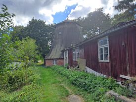 Windmühle Neu Rachow - Ansicht Mühle mit Lagerhalle 2025
