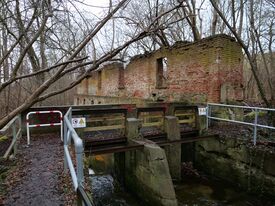 Wassermühle Wanzka - Ansicht Wehranlage mit Restwand Klostermühle 2025