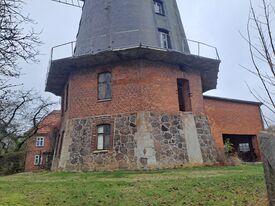 Windmühle 5 in Woldegk die Seemühle - Ansicht gewaltiger Unterbau der Mühle 2025