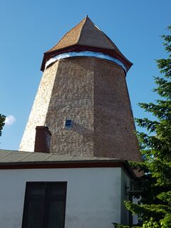 Windmühle Demmin - Ansicht der Mühle mit neuer Eindeckung aus Holzschindeln von der Straße 2021