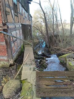 Wassermühle Bergholz - Giebelseite Wasserlauf 2024