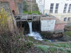 Wassermühle in Sternberg die Erbkornmühle - Ansicht Turbinenhäuschen und Wasserfall 2024