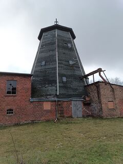 Windmühle Paschenberg in Wolgast - Ansicht Mühle mit desolater Eindeckung der Bitumenschindeln 2024