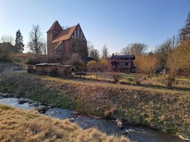 Wassermühle Mühlen Eichsen - unter der Kirche mit weiträumig umgeleitete Stepenitz mit neuer Fischaufstiegsanlage 2025