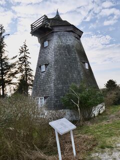 Windmühle Vitte - Straßenansicht Eingangsseite mit Infotafel 2025